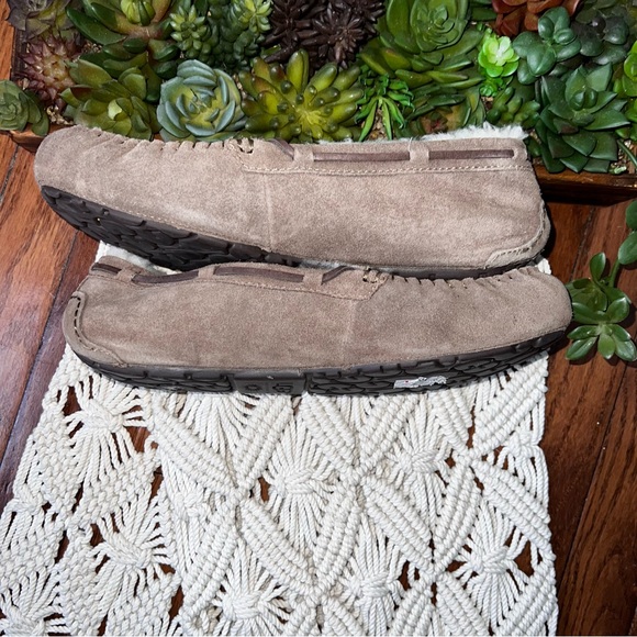 UGG | Olsen Slipper - Picture 7 of 8